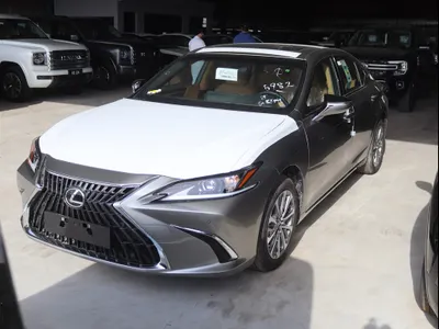 2025 لكزس إي إس 250