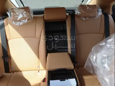 2025 لكزس إي إس 250