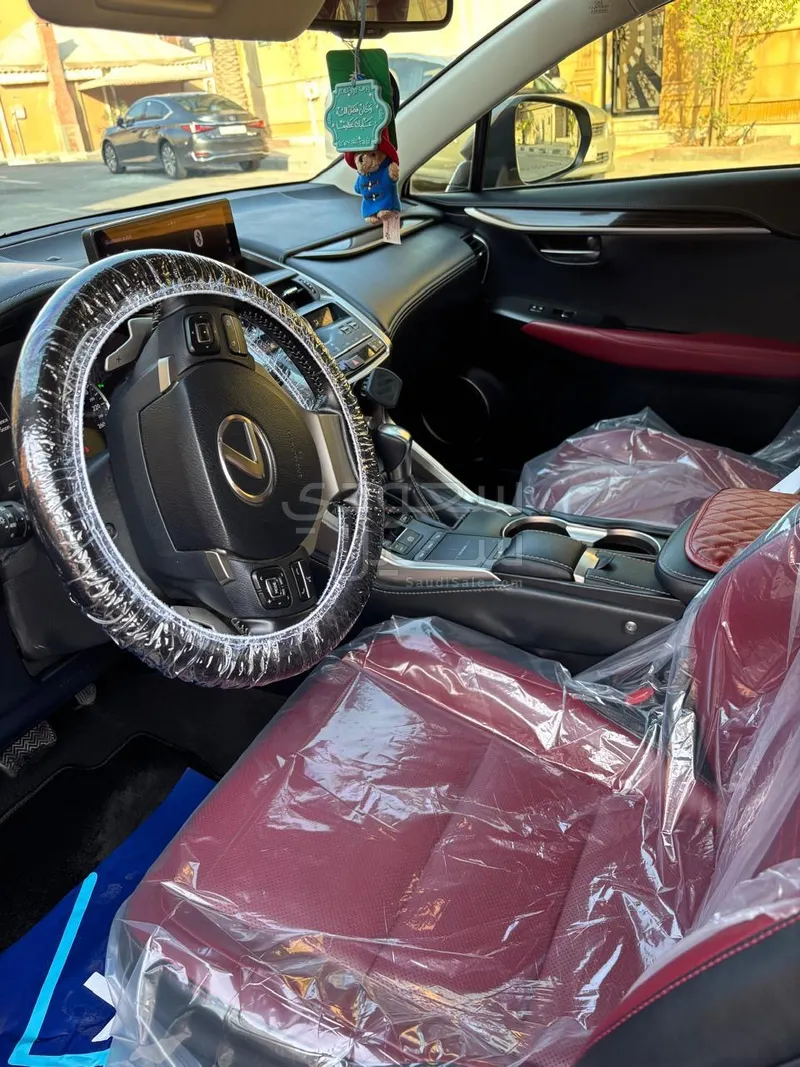 2020 لكزس إن إكس 300