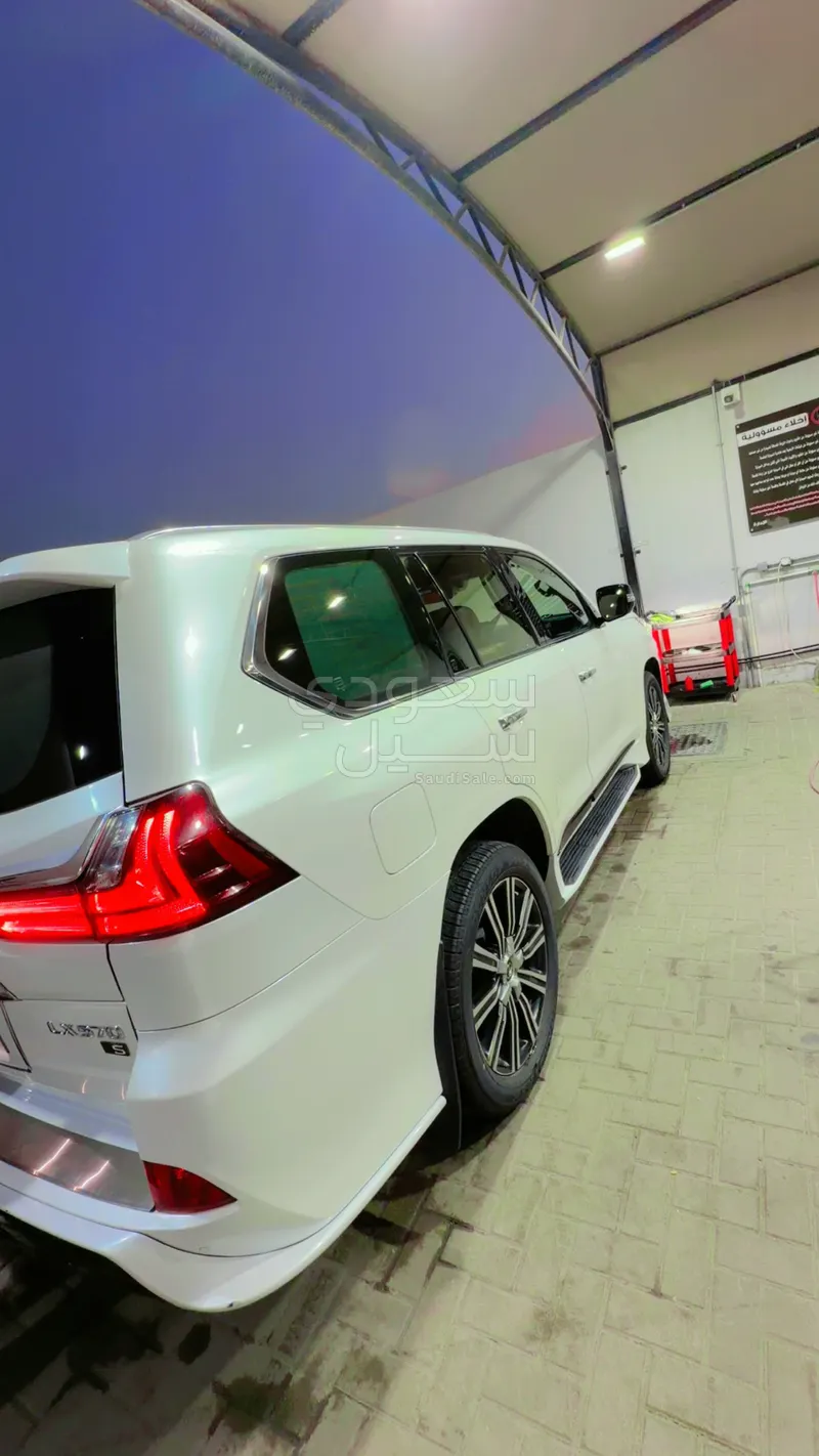 2019 لكزس إل إكس 570