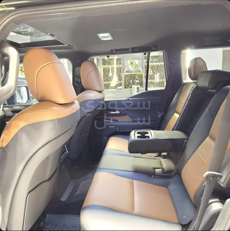 2025 لكزس جي إكس 550