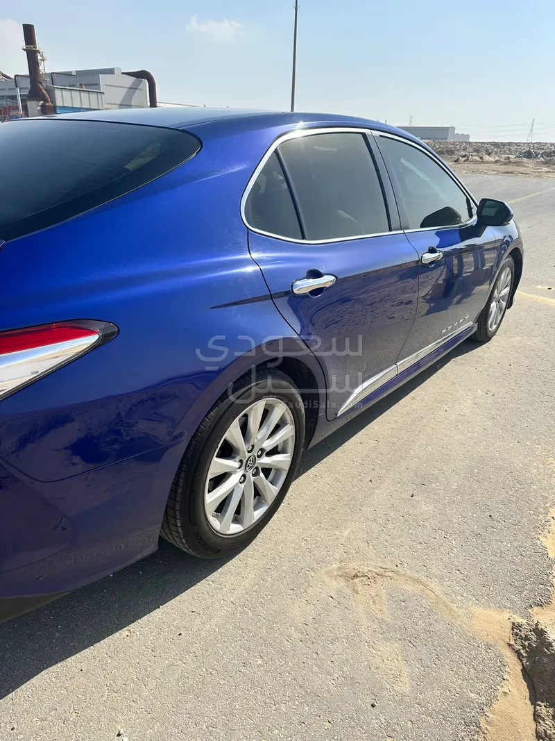 2019 تويوتا كامري جي ال اي