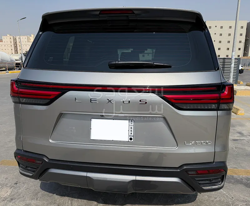 2025 لكزس إل إكس 600