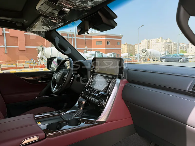 2025 لكزس إل إكس 600