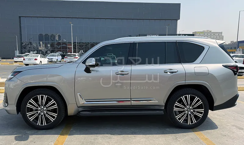 2025 لكزس إل إكس 600