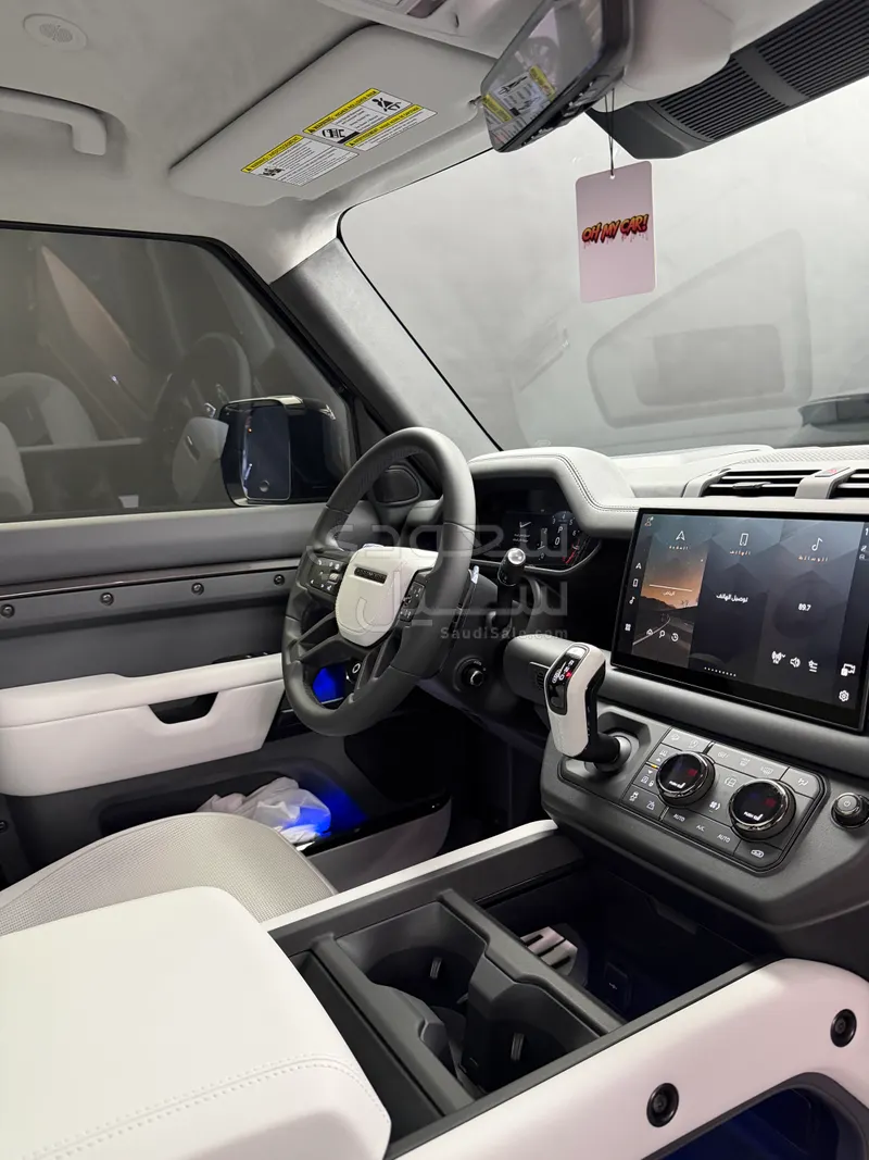 2025 لاند روفر ديفيندر اوكتا