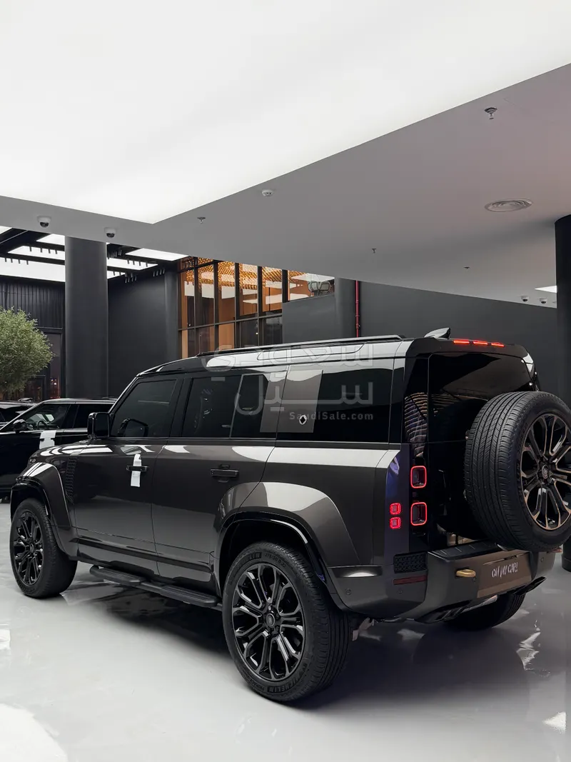 2025 لاند روفر ديفيندر اوكتا