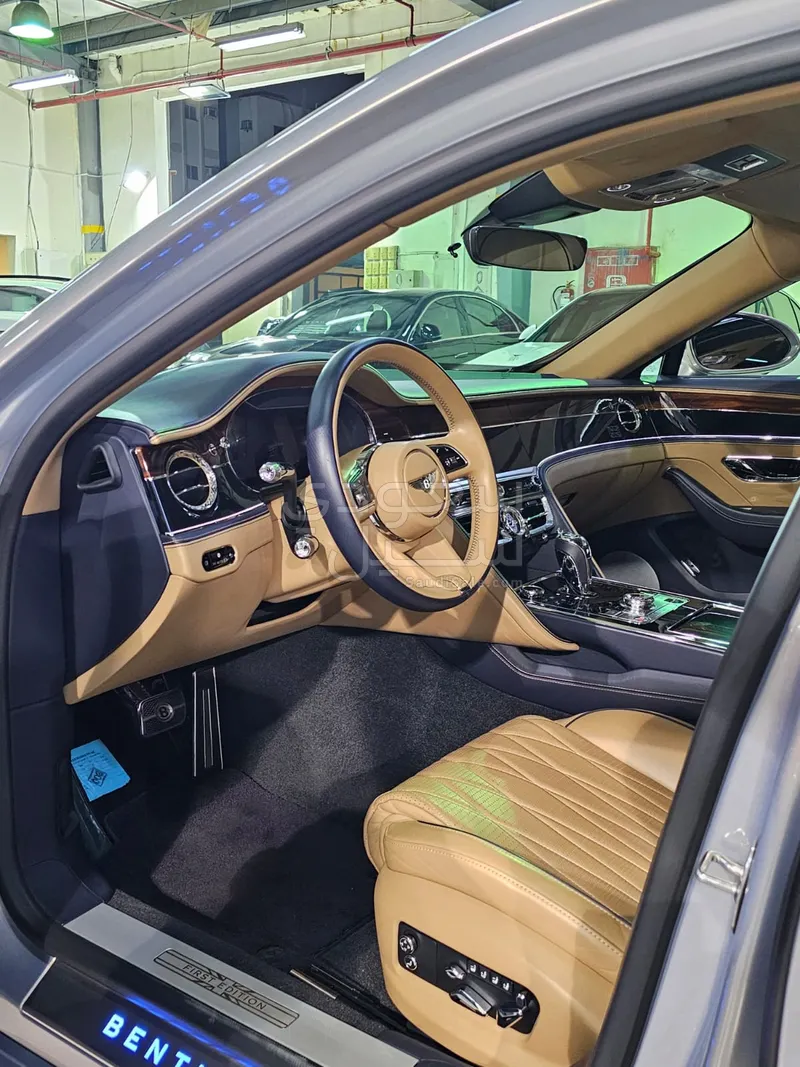 2020 بنتلي كونتيننتل فلاينج سبير الاصدار الاول