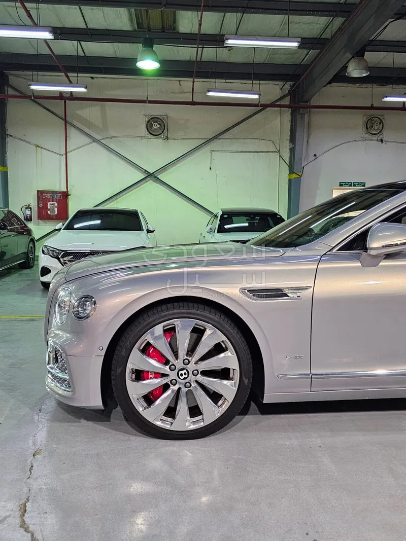 2020 بنتلي كونتيننتل فلاينج سبير الاصدار الاول