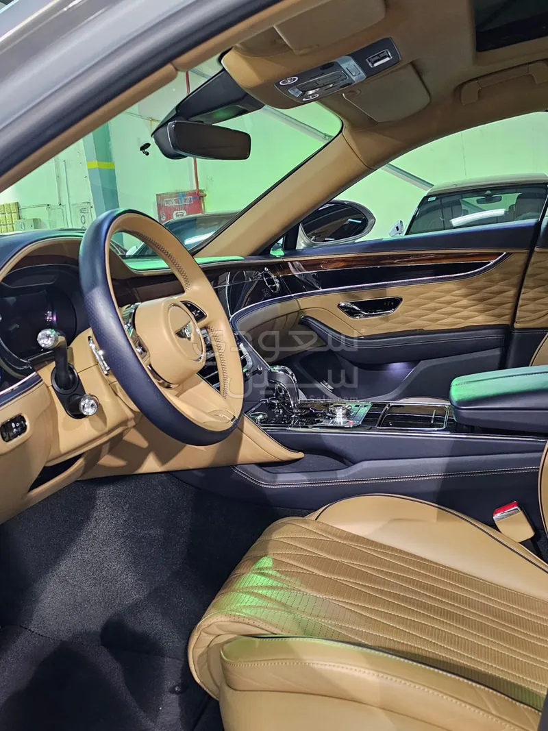 2020 بنتلي كونتيننتل فلاينج سبير الاصدار الاول