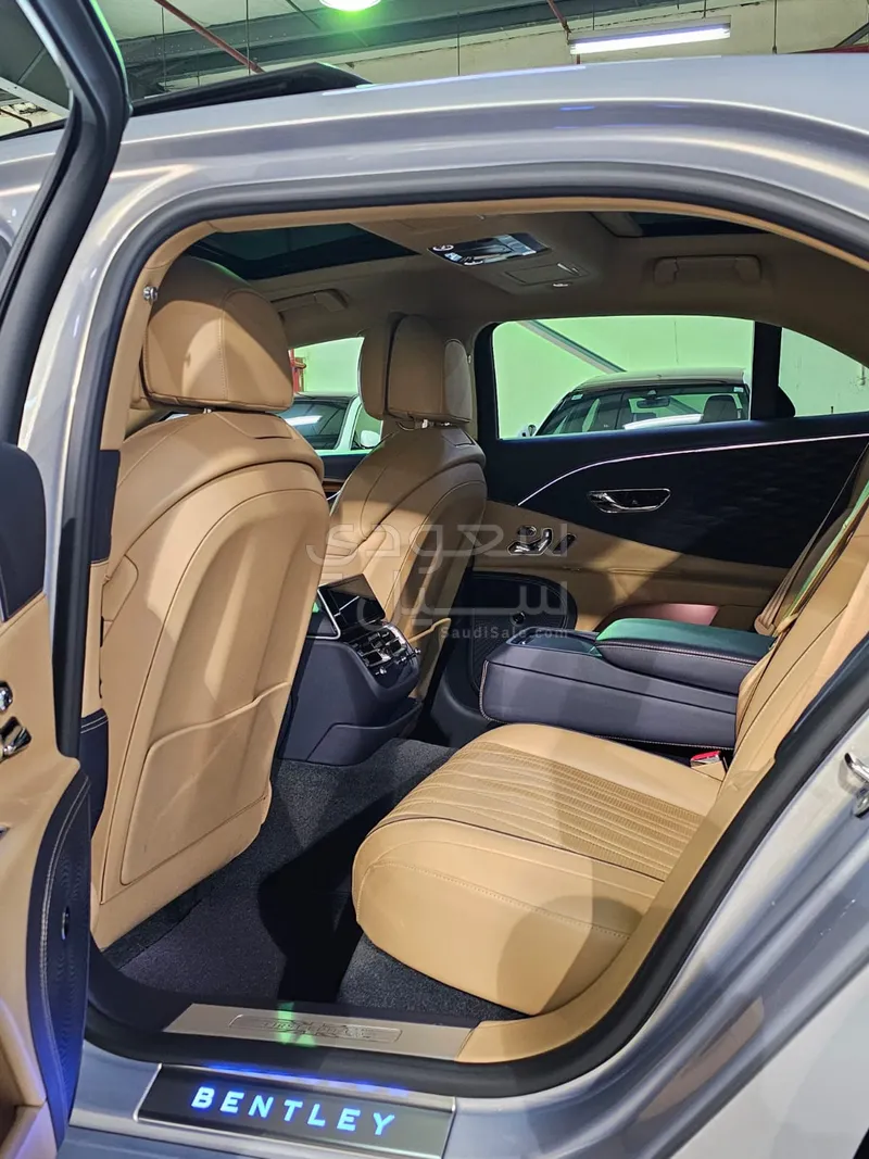 2020 بنتلي كونتيننتل فلاينج سبير الاصدار الاول