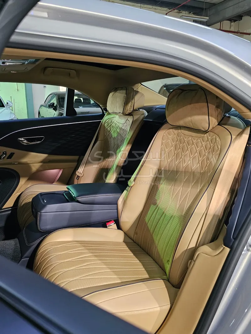 2020 بنتلي كونتيننتل فلاينج سبير الاصدار الاول