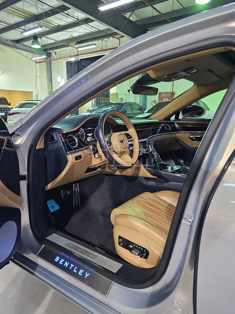 2020 بنتلي كونتيننتل فلاينج سبير الاصدار الاول