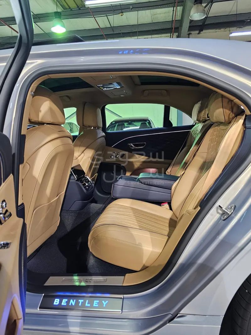 2020 بنتلي كونتيننتل فلاينج سبير الاصدار الاول