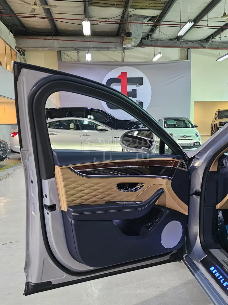 2020 بنتلي كونتيننتل فلاينج سبير الاصدار الاول