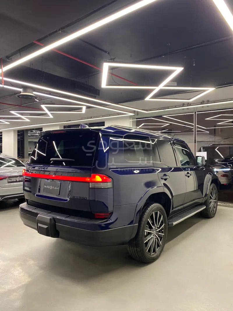 2025 لكزس جي إكس 550