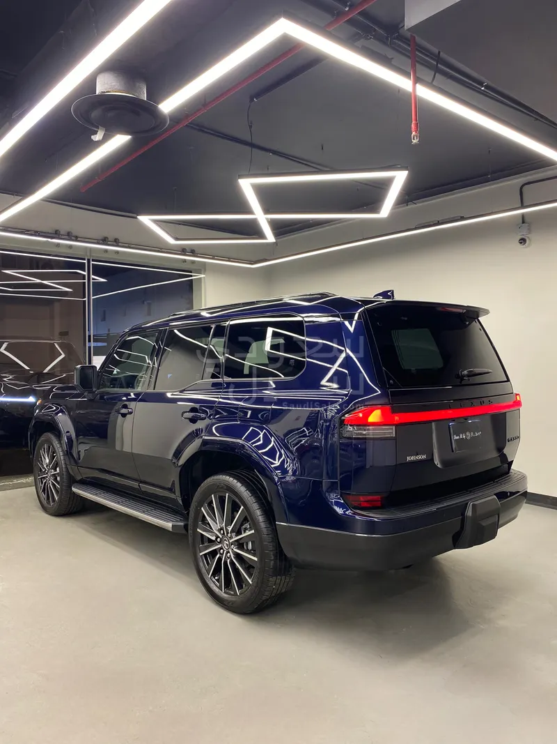 2025 لكزس جي إكس 550