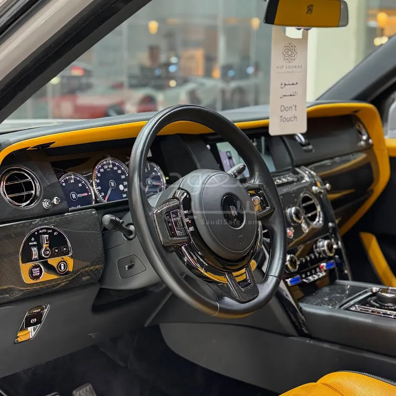 2022 رولز رويس كولينان بلاك بادج