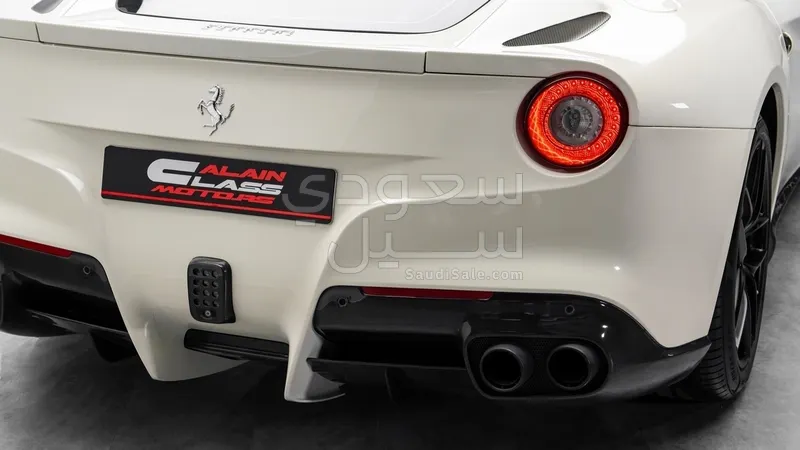 2017 فيراري اف 12 بيرلينيتا