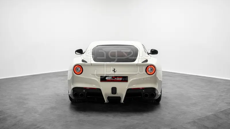 2017 فيراري اف 12 بيرلينيتا