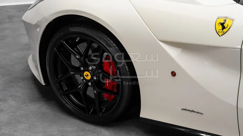 2017 فيراري اف 12 بيرلينيتا