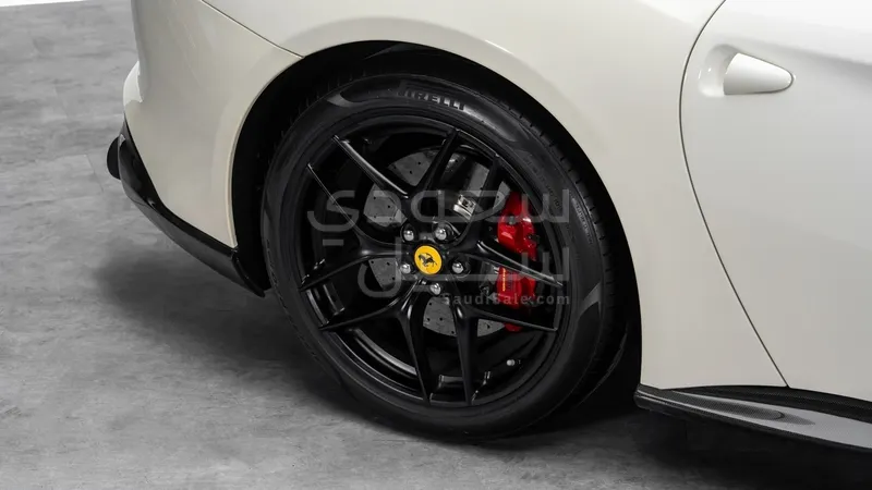 2017 فيراري اف 12 بيرلينيتا