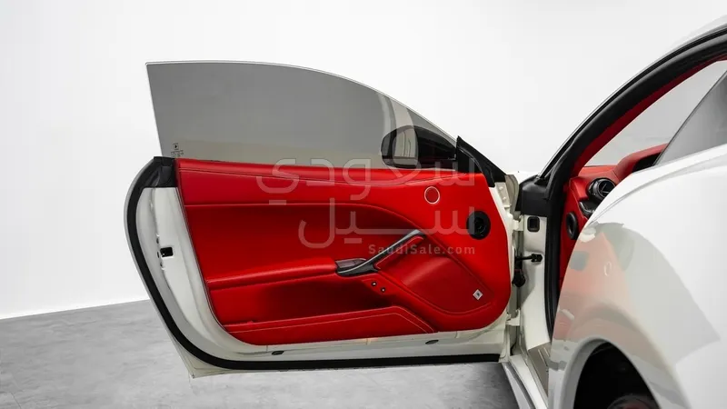 2017 فيراري اف 12 بيرلينيتا