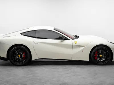 2017 فيراري اف 12 بيرلينيتا