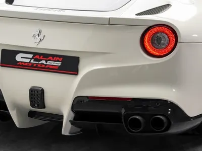 2017 فيراري اف 12 بيرلينيتا