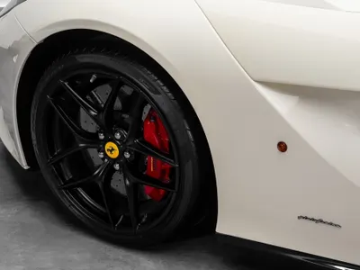 2017 فيراري اف 12 بيرلينيتا