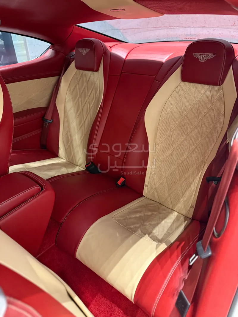 2015 بنتلي جي تي في 8