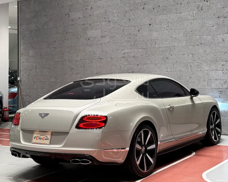 2015 بنتلي جي تي في 8