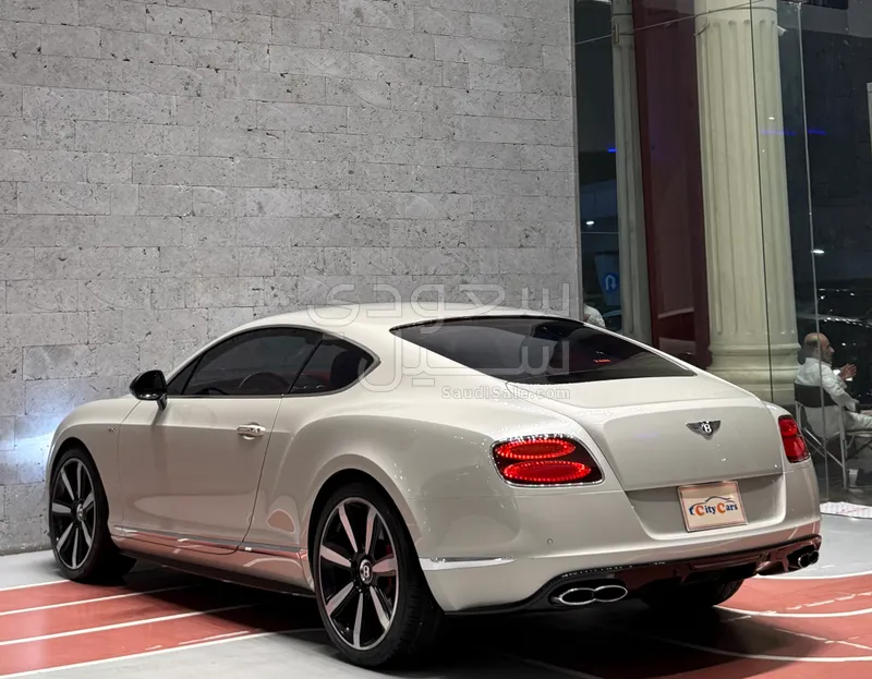 2015 بنتلي جي تي في 8