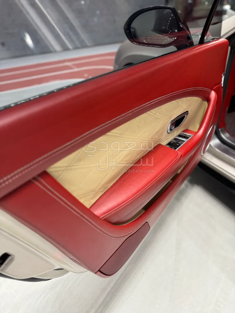 2015 بنتلي جي تي في 8