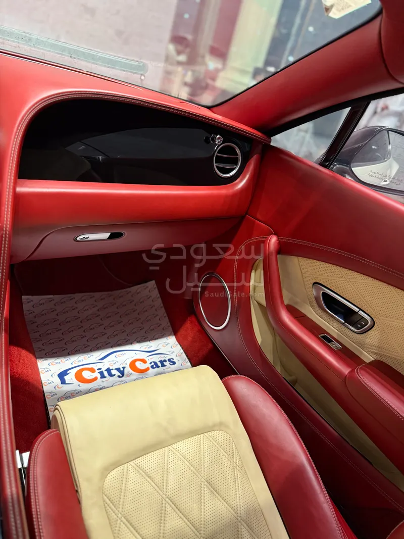 2015 بنتلي جي تي في 8