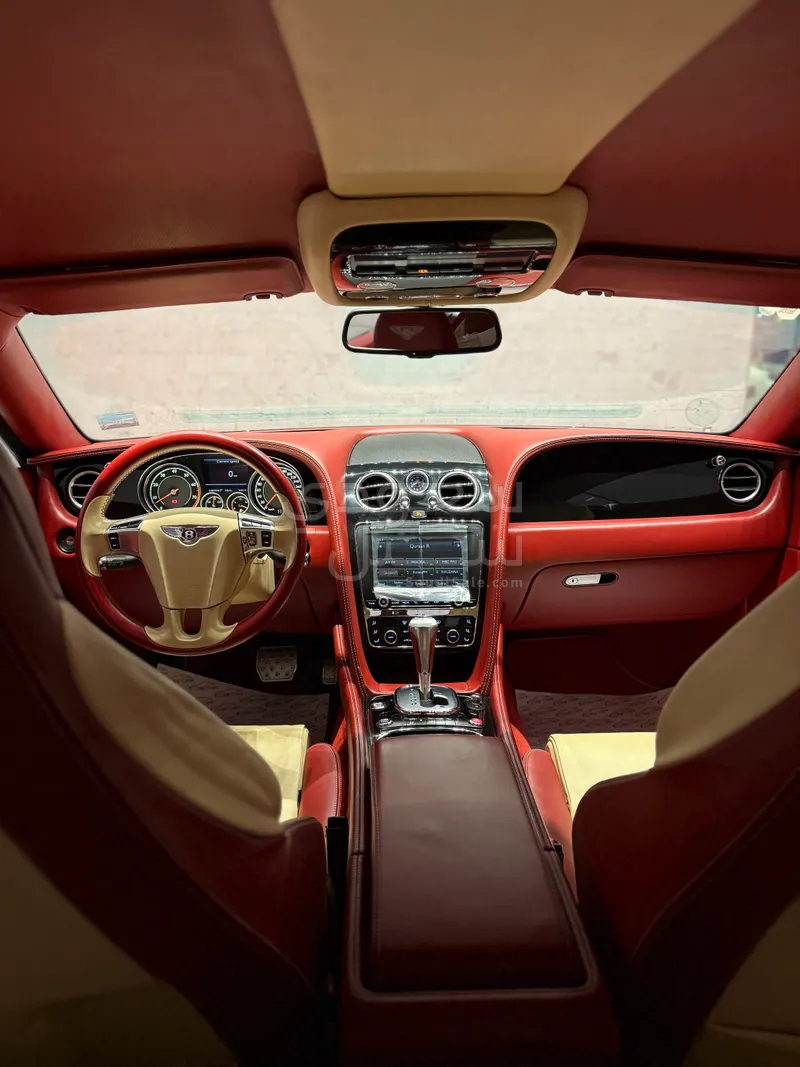 2015 بنتلي جي تي في 8