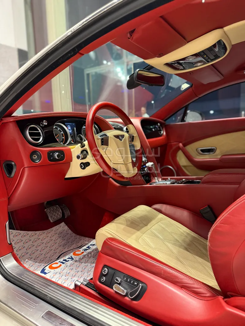 2015 بنتلي جي تي في 8