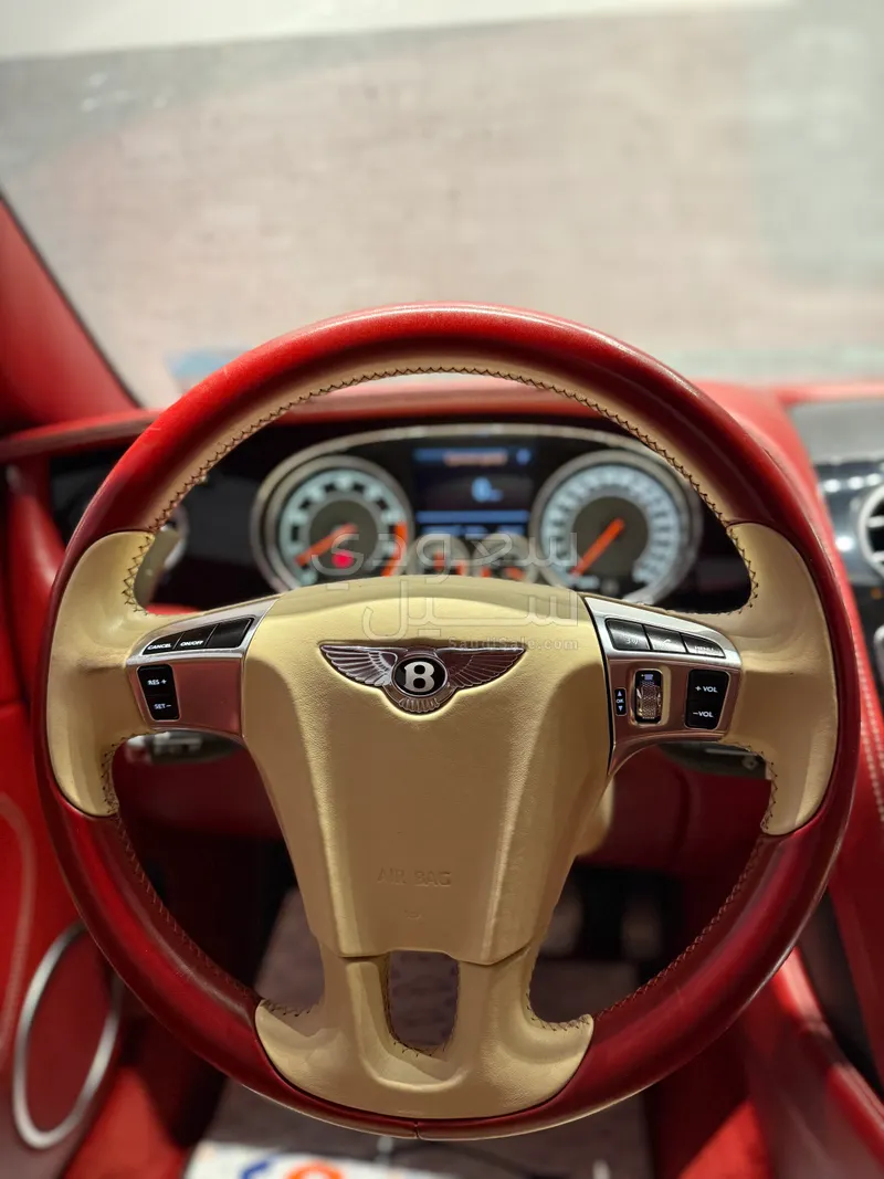 2015 بنتلي جي تي في 8