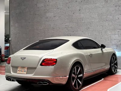 2015 بنتلي جي تي في 8