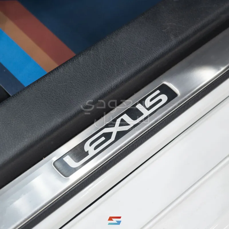 2017 لكزس جي إس اف