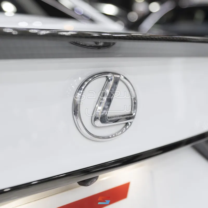 2017 لكزس جي إس اف