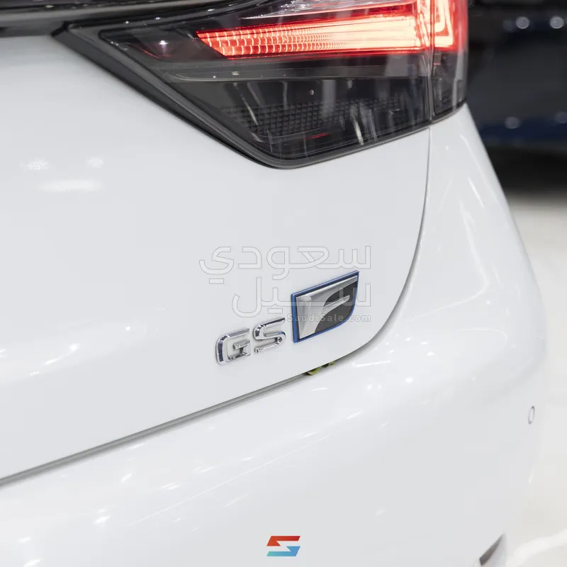 2017 لكزس جي إس اف