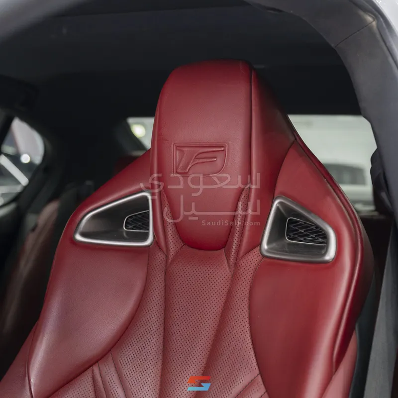 2017 لكزس جي إس اف