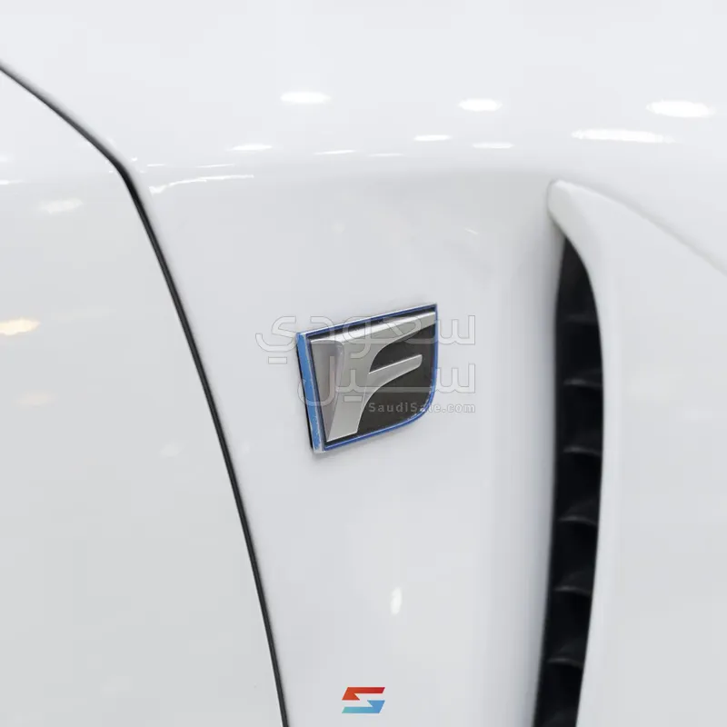 2017 لكزس جي إس اف