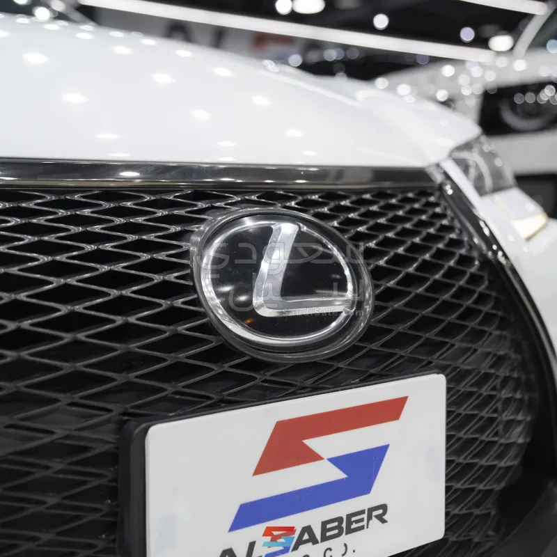 2017 لكزس جي إس اف