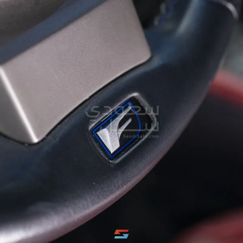 2017 لكزس جي إس اف