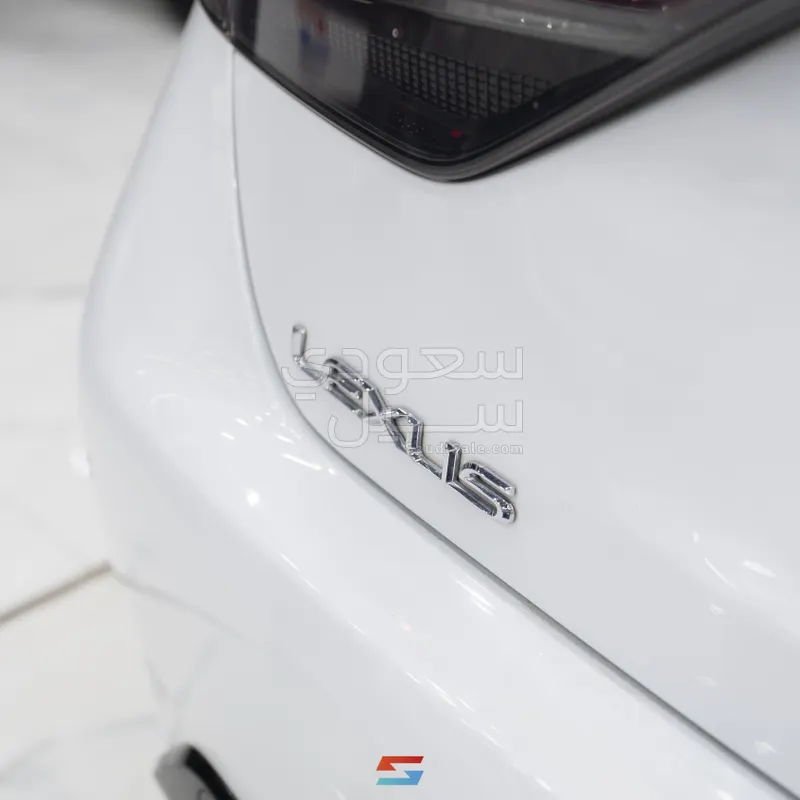 2017 لكزس جي إس اف