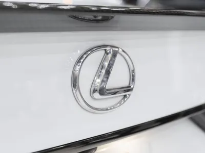 2017 لكزس جي إس اف