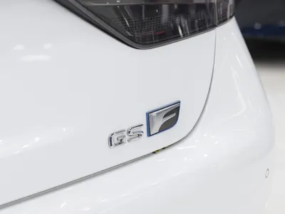 2017 لكزس جي إس اف