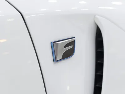 2017 لكزس جي إس اف